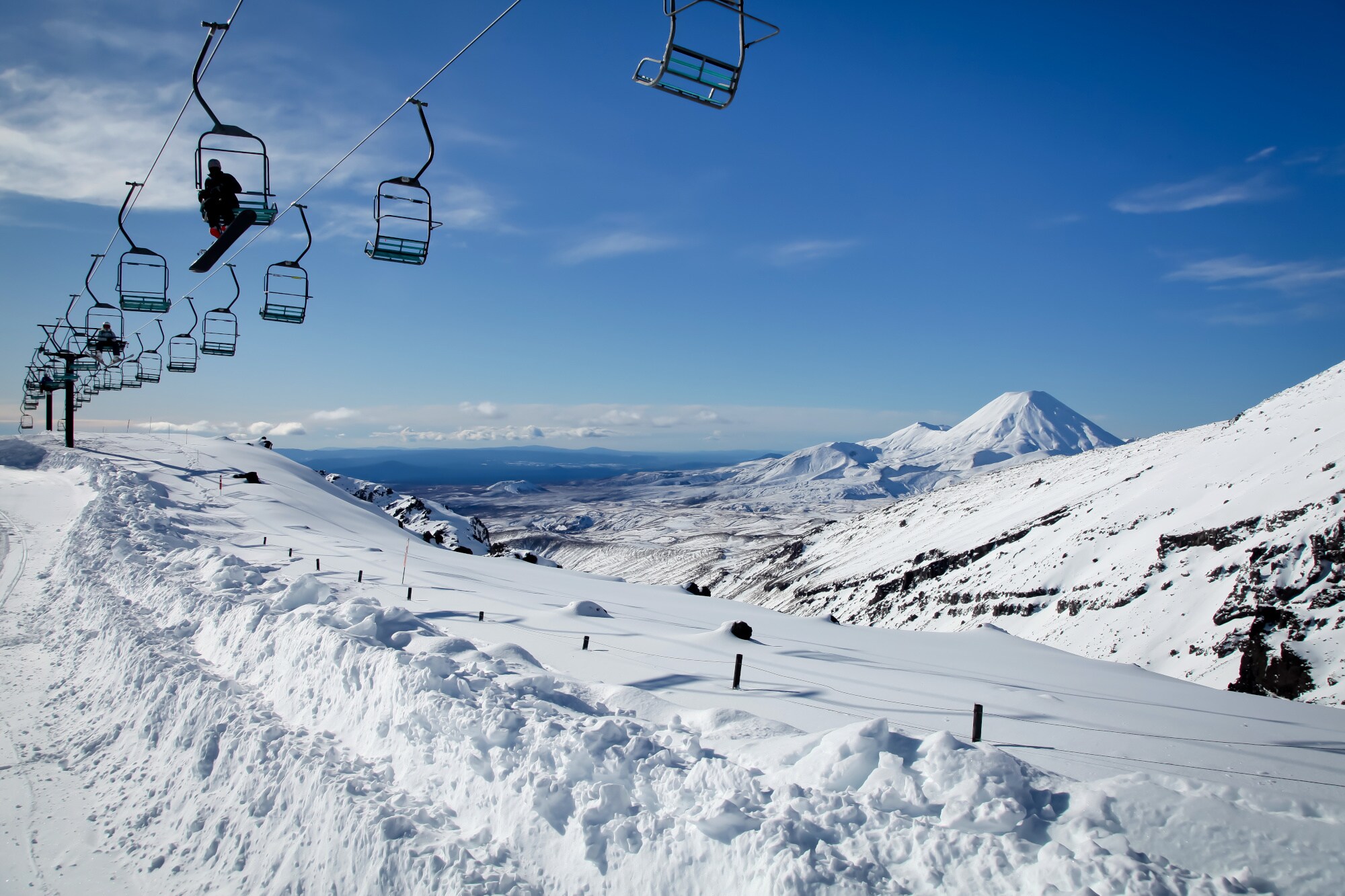 Ein Sessellift führt über eine schneebedeckte Berglandschaft
