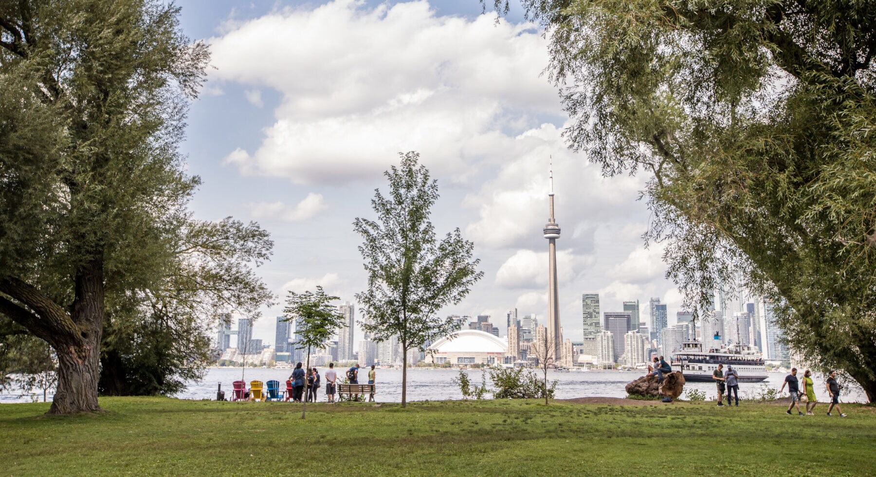 Eine Parkanlage vor der Skyline Torontos