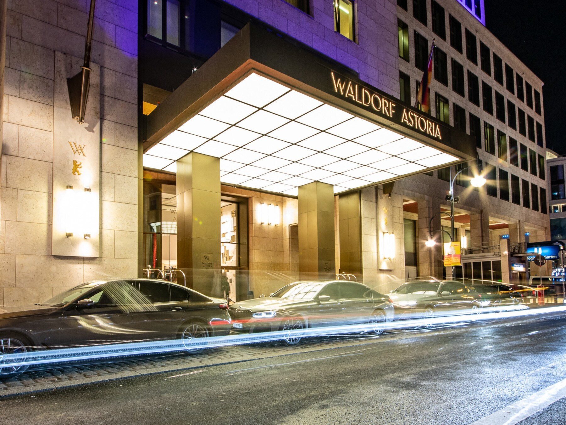 Beleuchteter Eingang des Waldorf Astoria Hotels in Berlin