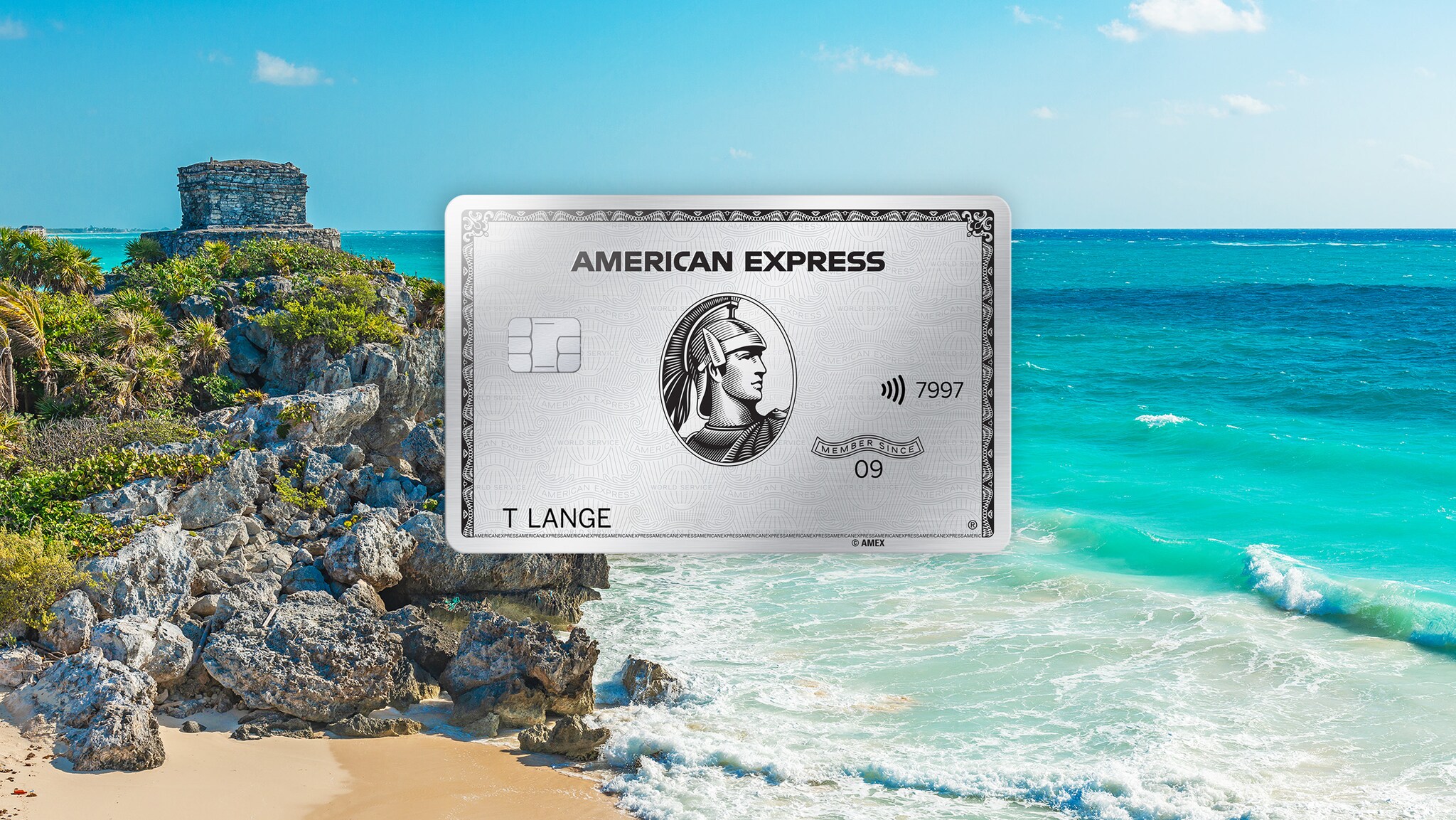 Fotomontage einer silbernen Kreditkarte von American Express vor Strandpanorama mit türkisblauem Wasser und Maya-Ruine auf einem Felsen. Fotomontage einer silbernen Kreditkarte von American Express vor Strandpanorama mit türkisblauem Wasser und Maya-Ruine auf einem Felsen.