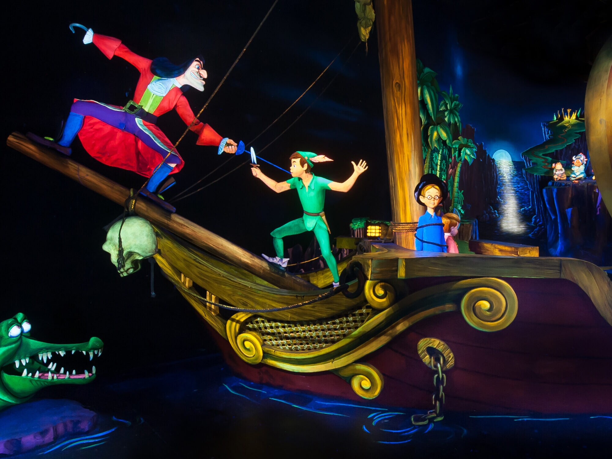 Computeranimation mit Figuren aus Disneys Peter Pan auf einem Segelschiff vor schwarzem Hintergrund