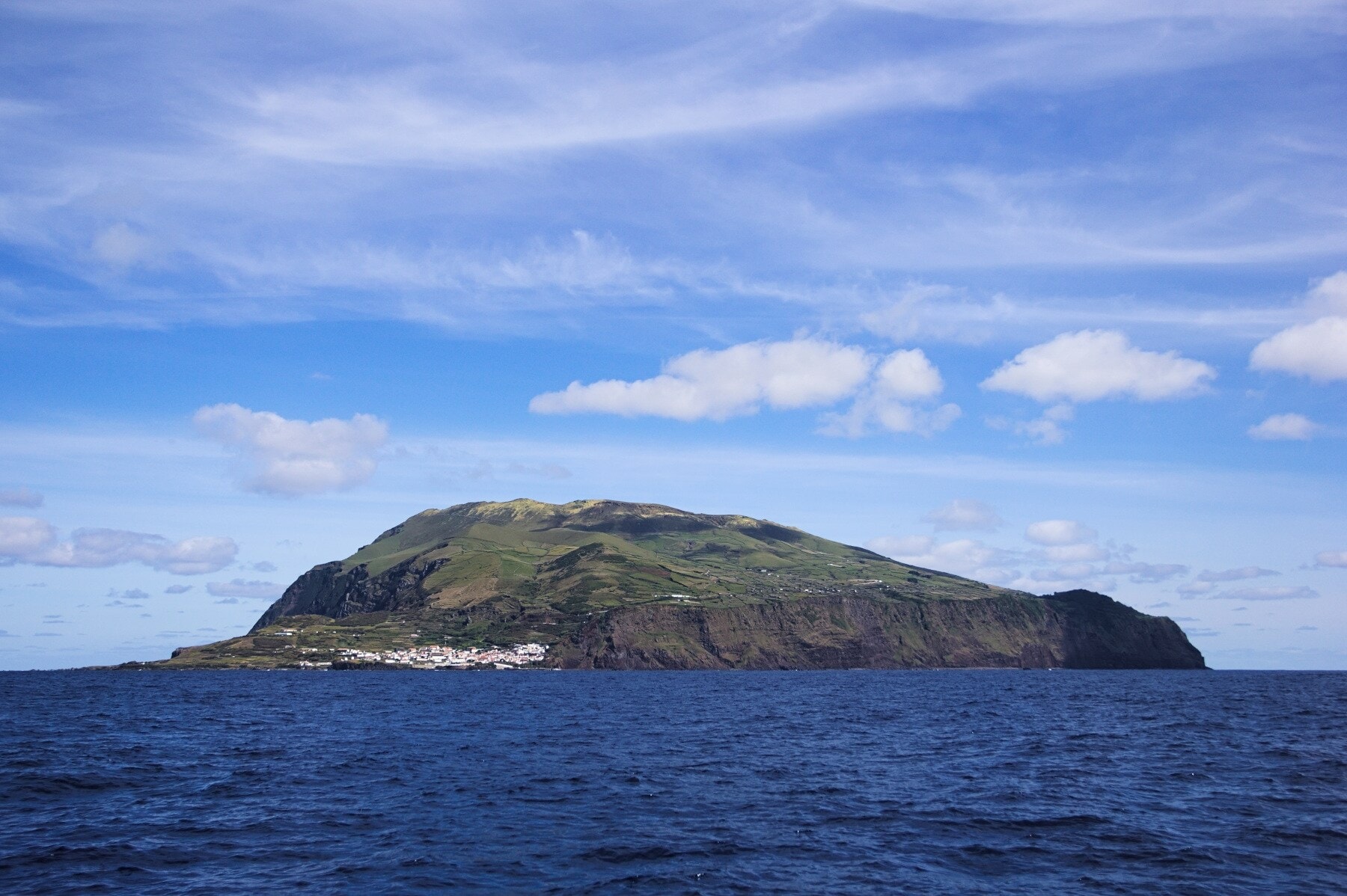 Blick auf eine kleine Insel im Meer