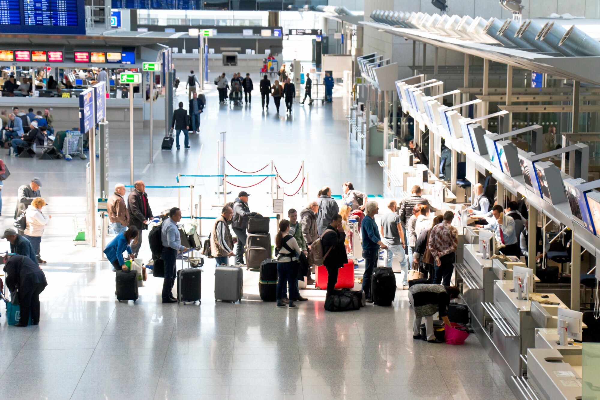 Warteschlange vor Check-In-Schalter am Flughafen