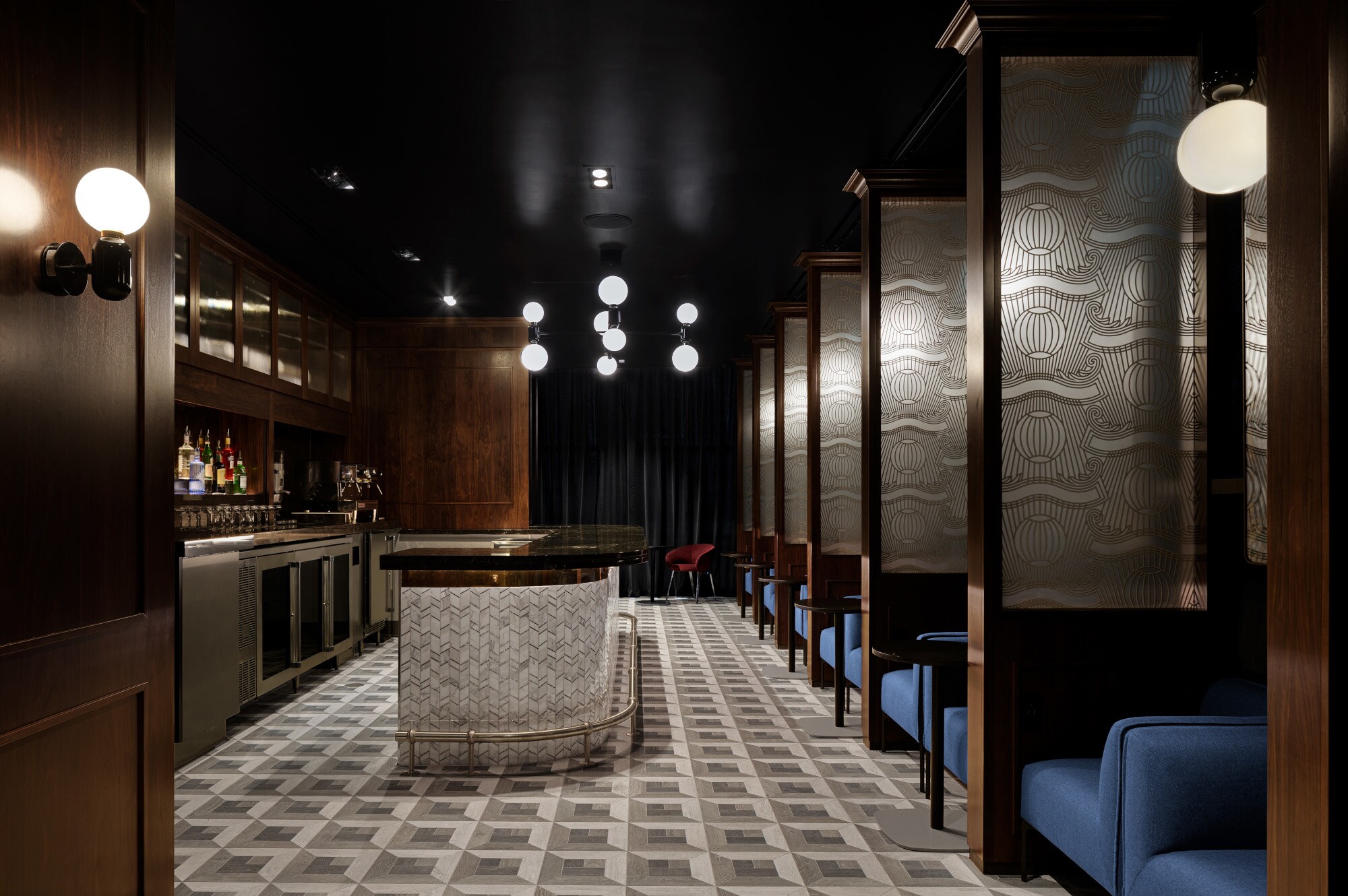 Edle, menschenleere Bar mit dunkler Holzverkleidung und Sitzecken aus blauem Samt Edle, menschenleere Bar mit dunkler Holzverkleidung und Sitzecken aus blauem Samt