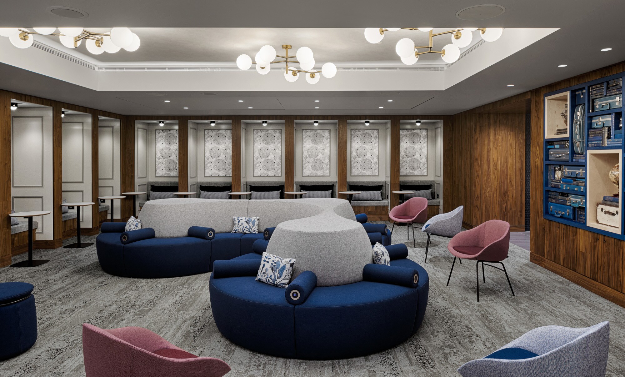 Große, geschwungene Sofainsel in einer schicken Flughafenlounge Große, geschwungene Sofainsel in einer schicken Flughafenlounge