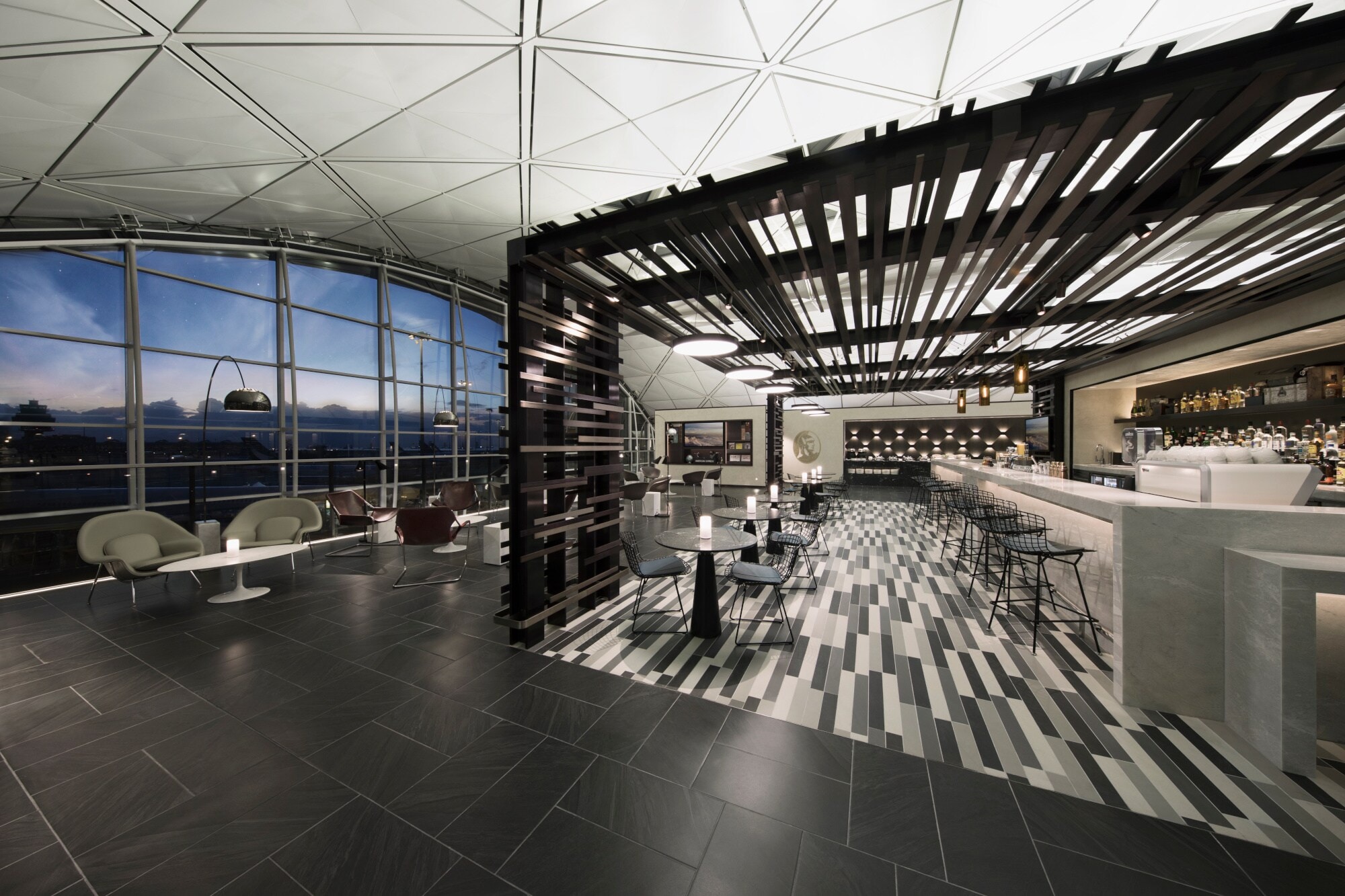 Große, moderne Flughafenlounge mit Bar und Panoramafenster mit Blick aufs Rollfeld Große, moderne Flughafenlounge mit Bar und Panoramafenster mit Blick aufs Rollfeld