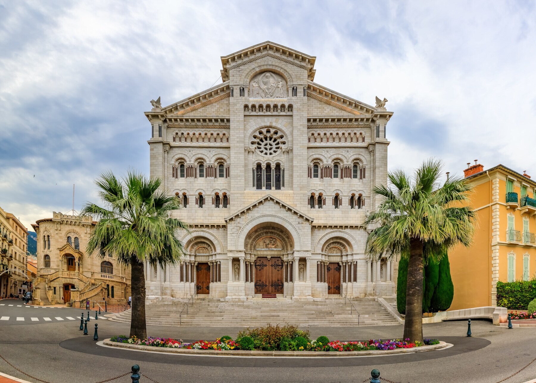 View of Saint Nicholas Cathedral in Monaco Ville, Monte Carlo, famous for the tombs of Princess Grace and Prince Rainier Haupteingang der Kathedrale Notre-Dame-Immaculée im römisch-byzantinischen Stil in Monaco