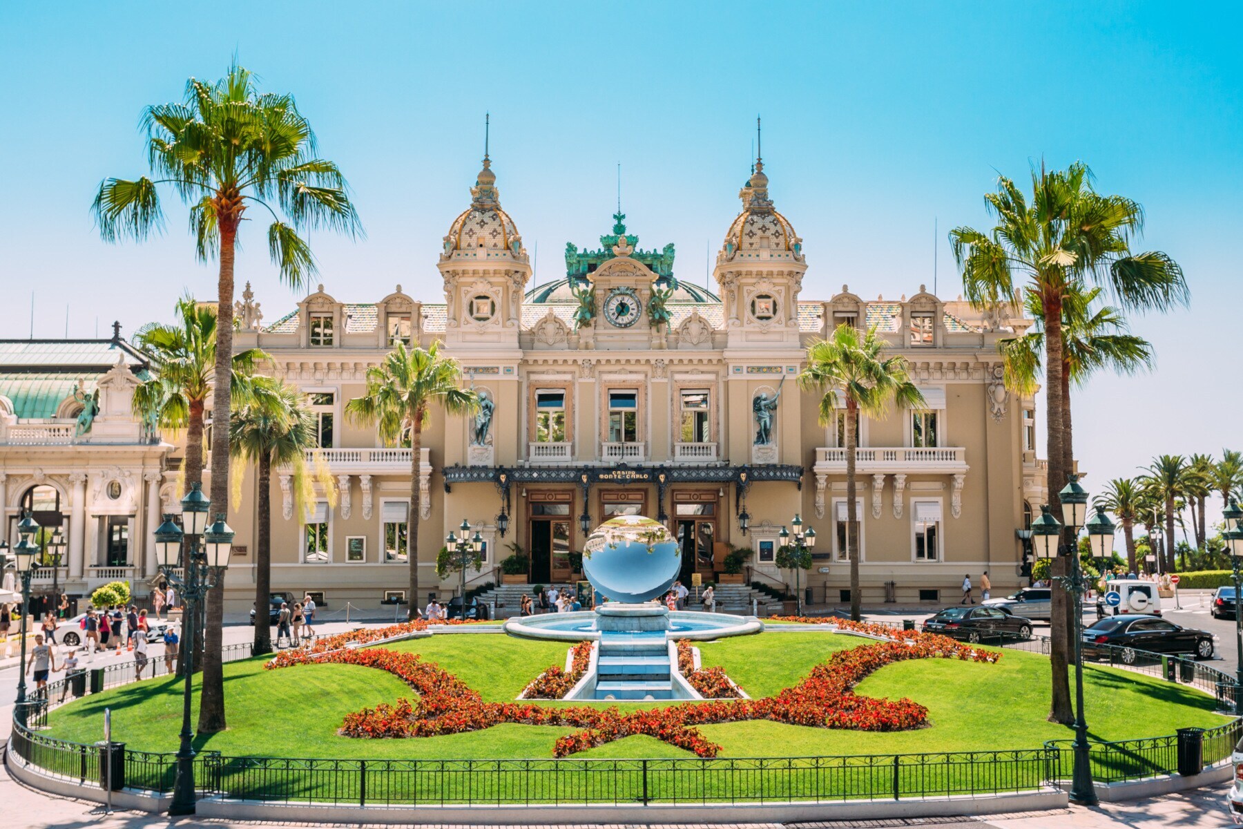 Gebäude des Casinos von Monte-Carlo mit begrüntem Vorplatz