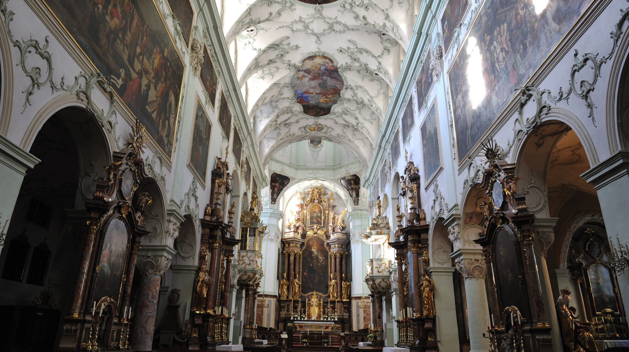 Innenraum der Stiftskirche St. Peter in Salzburg