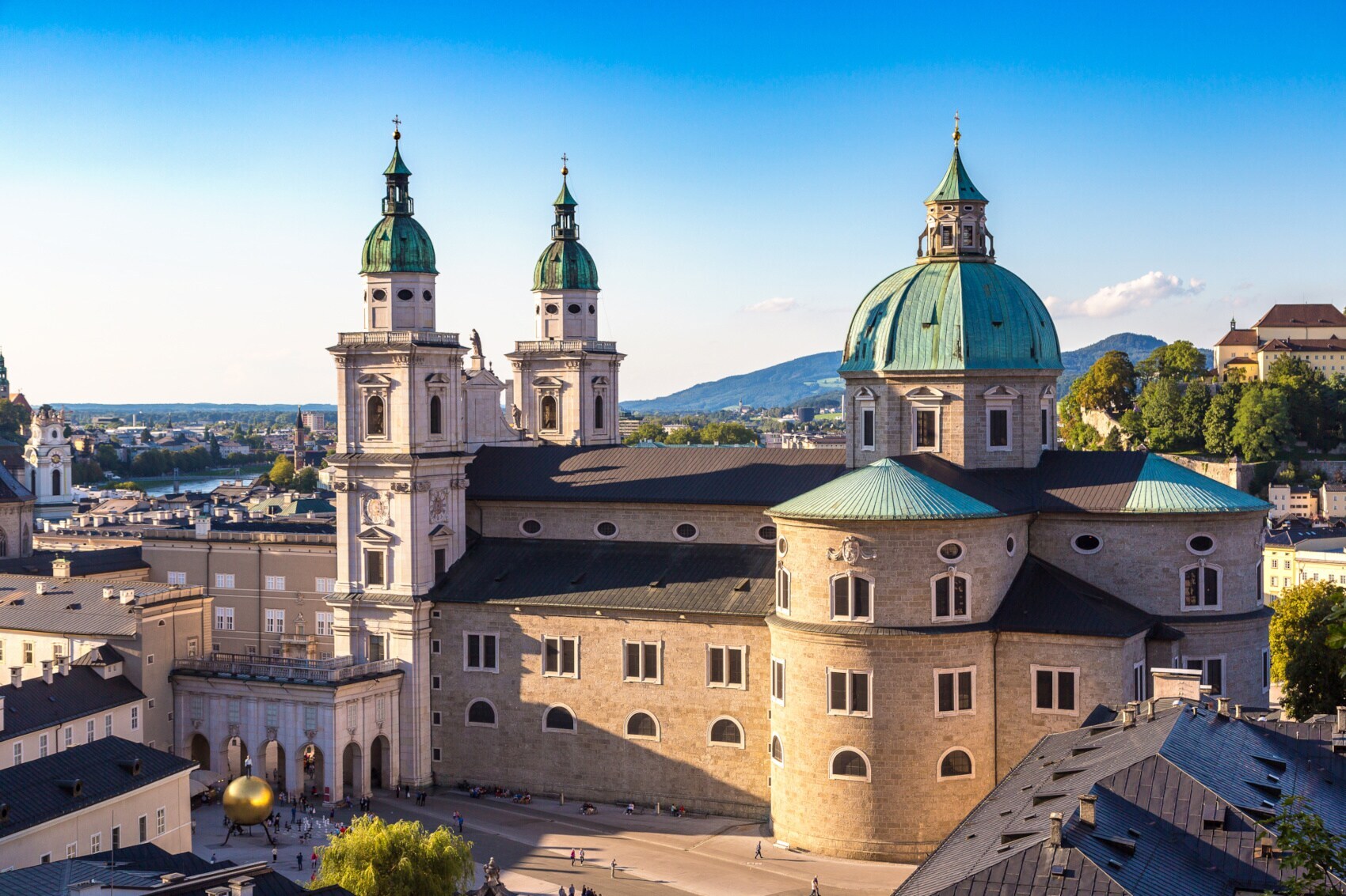Seitlicher Blick auf den Salzburger Dom bei sonnigem Wetter Seitlicher Blick auf den Salzburger Dom bei sonnigem Wetter