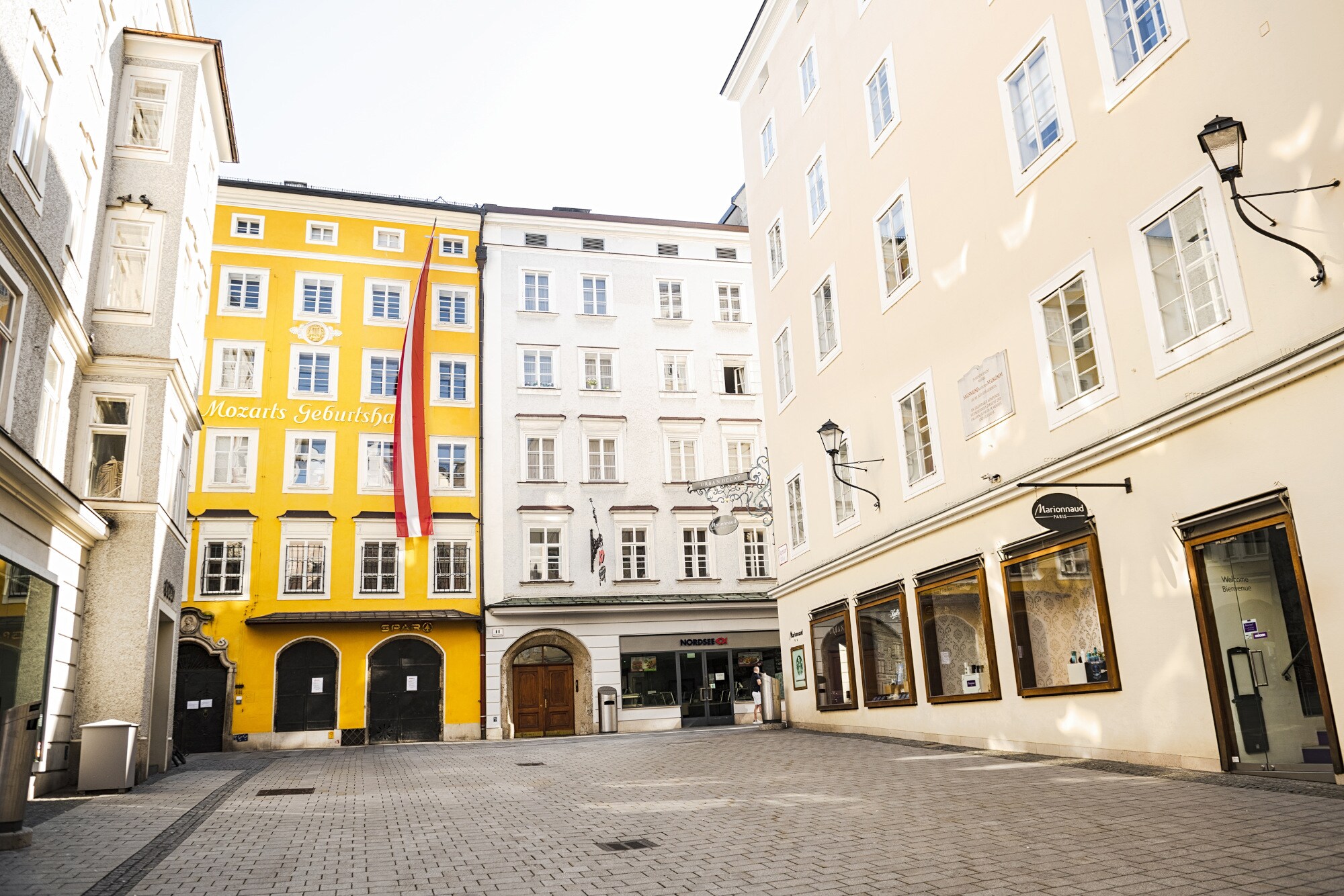 Aufnahme von Mozarts Geburtshaus in Salzburg, an dem die österreichische Flagge hängt