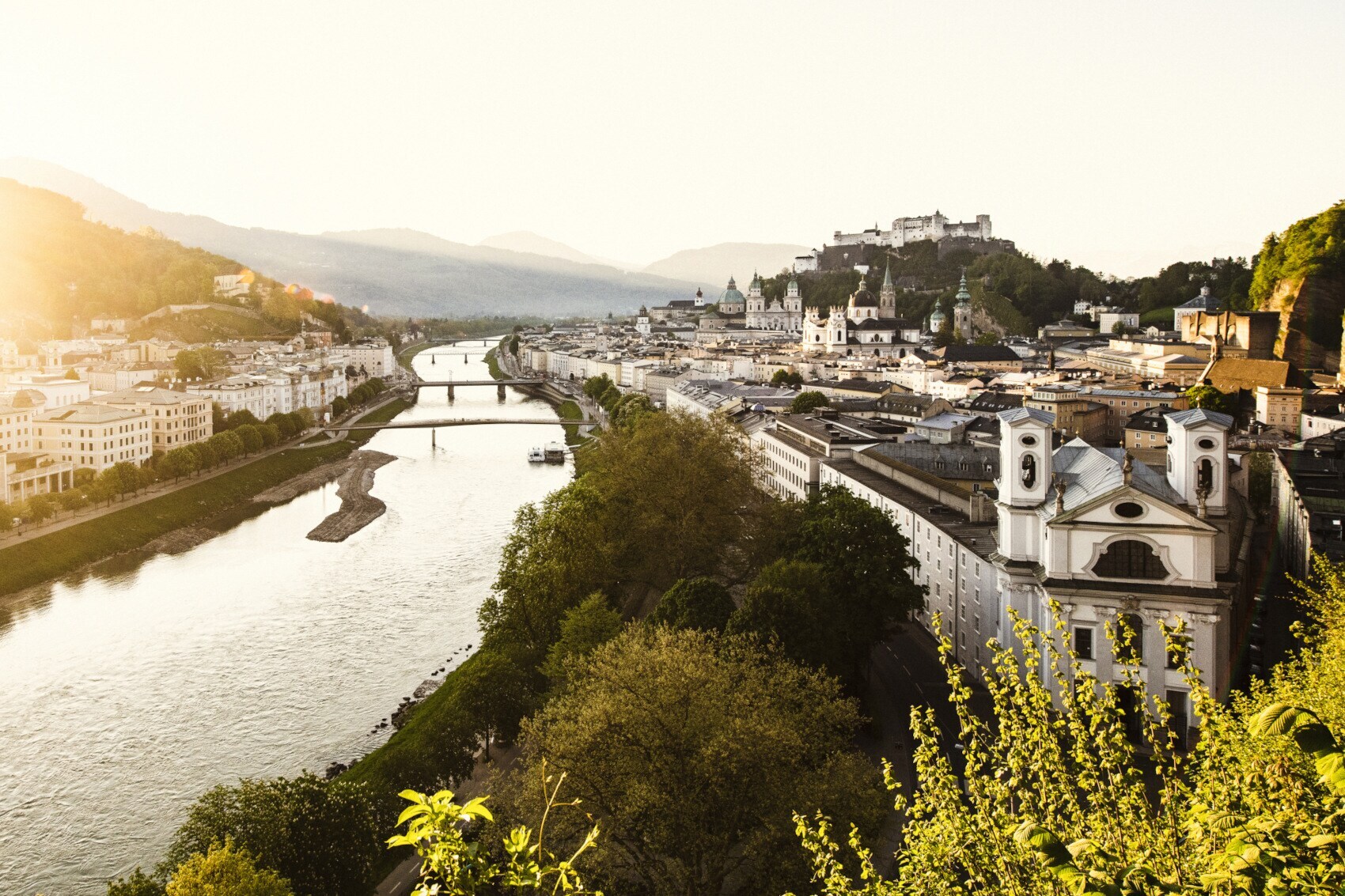 Panorama der Stadt Salzburg mit dem Fluss Salzach in der Abendsonne