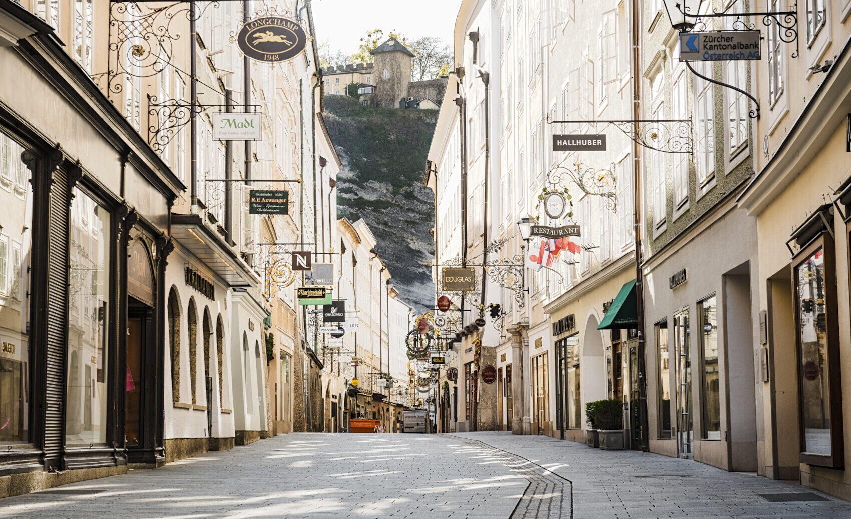 Eine Gasse in der Altstadt Salzburgs