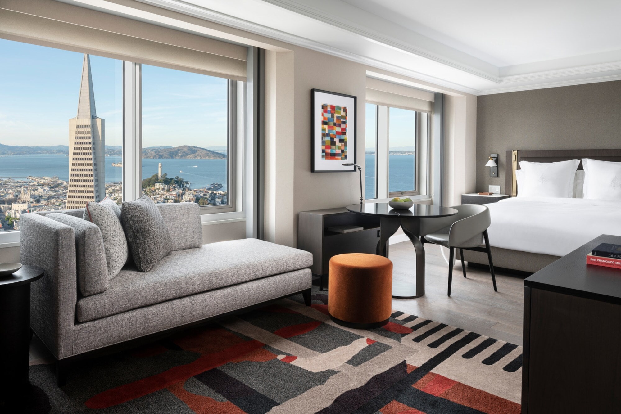 Ein moderne und elegant eingerichtete Hotelsuite mit Blick über die San Francisco Bay Ein moderne und elegant eingerichtete Hotelsuite mit Blick über die San Francisco Bay