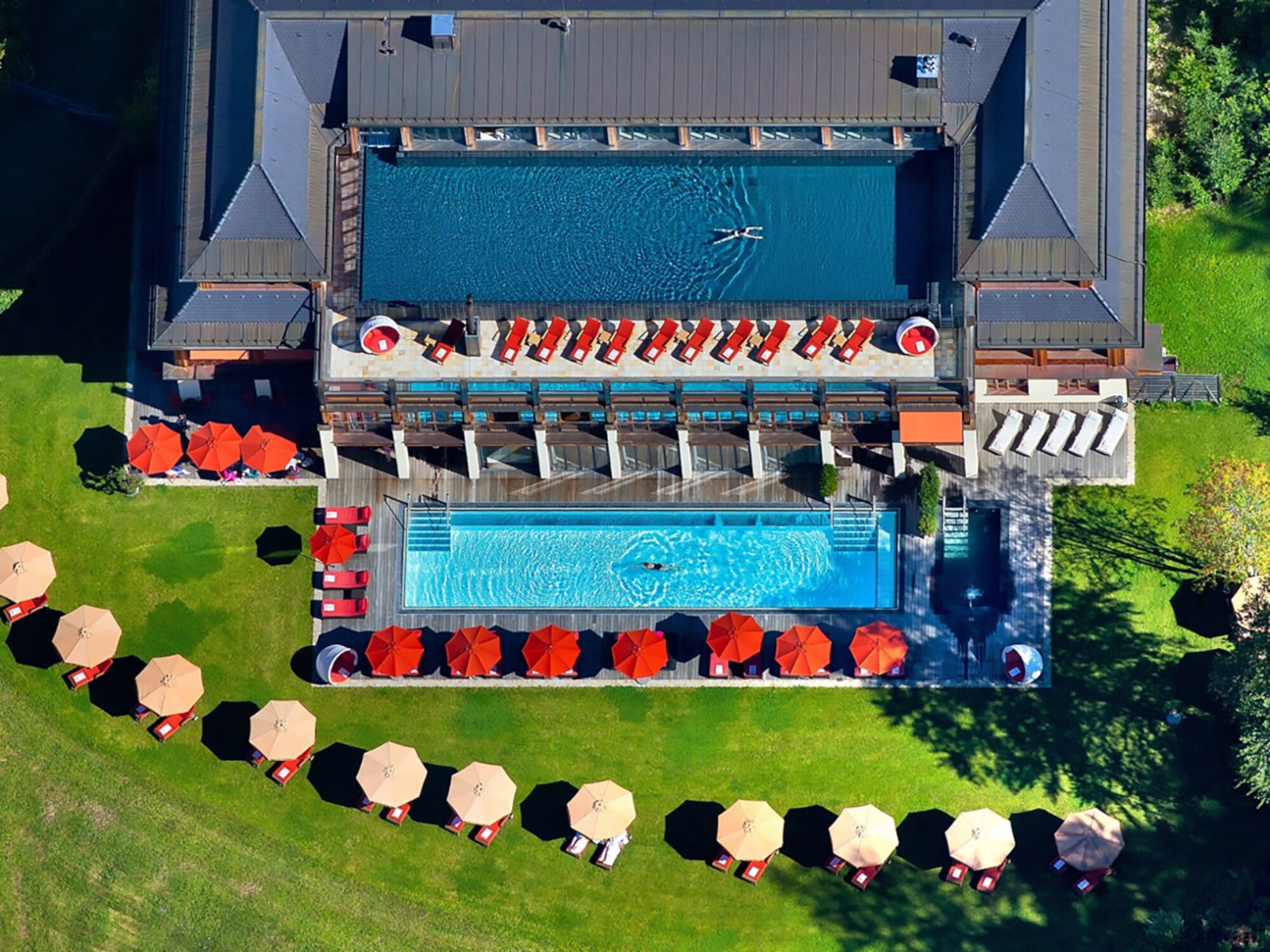 Luxuriöser Hotelkomplex mit Sonnenterrassen und zwei Pools aus der Vogelperspektive.