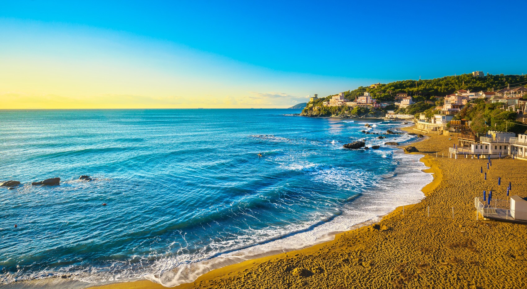 Blick auf eine Bucht mit Sandstrand bei Sonnenuntergang Blick auf eine Bucht mit Sandstrand bei Sonnenuntergang