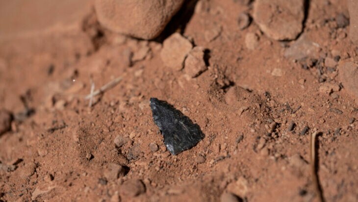 Obsidian-Pfeilspitze auf Erde