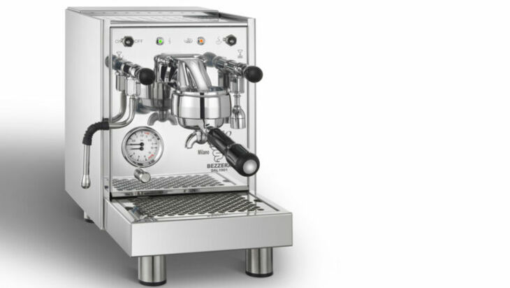 Espressomaschine vor weißem Hintergrund