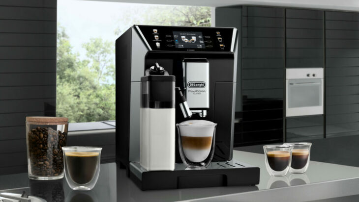 Espressomaschine mit Kaffeetassen auf einer Anrichte