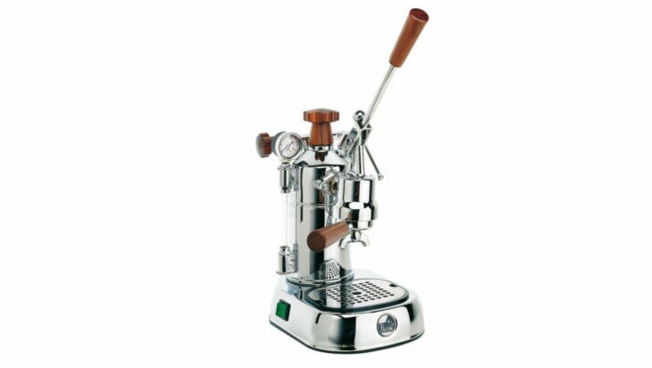 Espressomaschine vor weißem Hintergrund