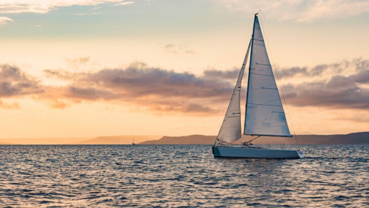Ein Segelboot auf dem Meer bei Sonnenuntergang