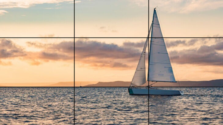Über dem Bild mit dem Segelboot auf dem Meer liegt ein Raster aus neun gleich großen Rechtecken.