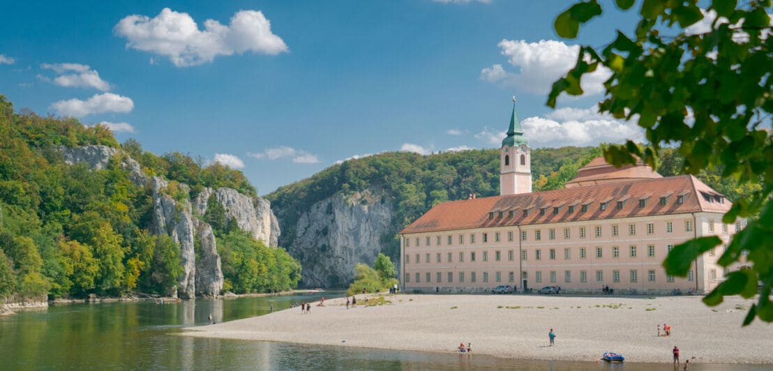 Das Kloster Weltenburg auf einer Halbinsel in der Donau vor dem Donaudurchbruch