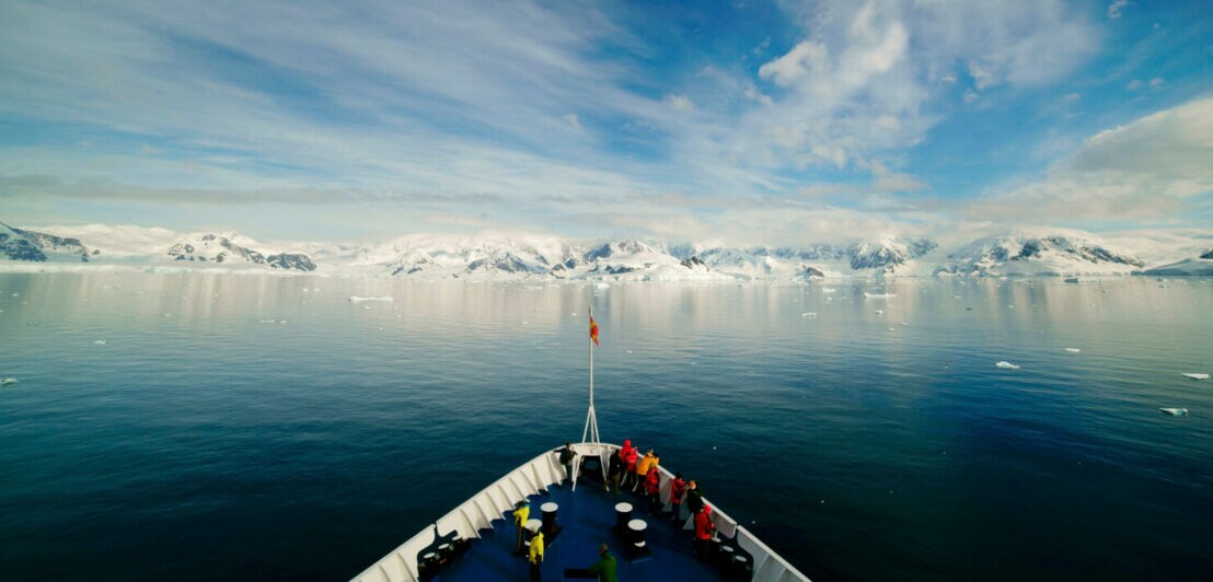 Der Bug eines Schiffes vor der Küste Antarktikas
