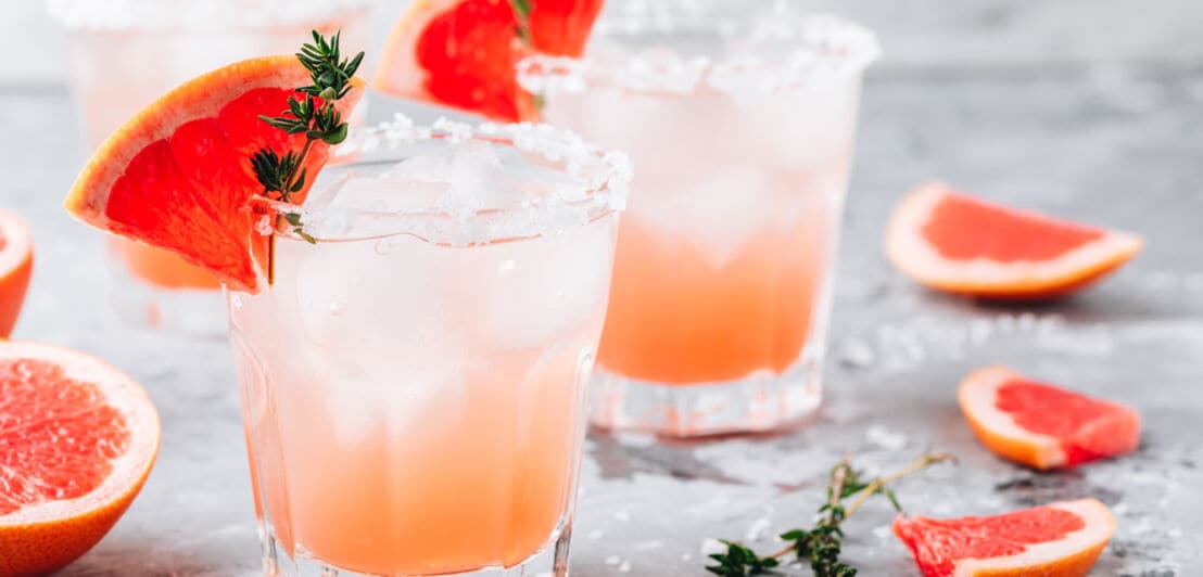 Pink Gin mit Grapefruit und Salzrand am Glas