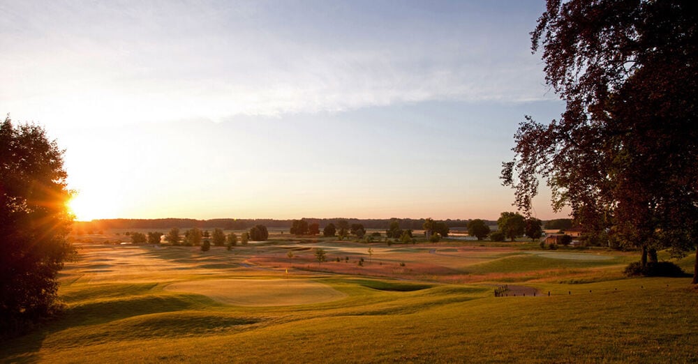 Schloss-Golfplatz im Resort Fleesensee bei Sonnenuntergang