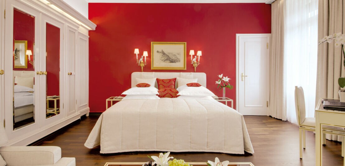Ein Hotelzimmer mit rot gestrichener Wand