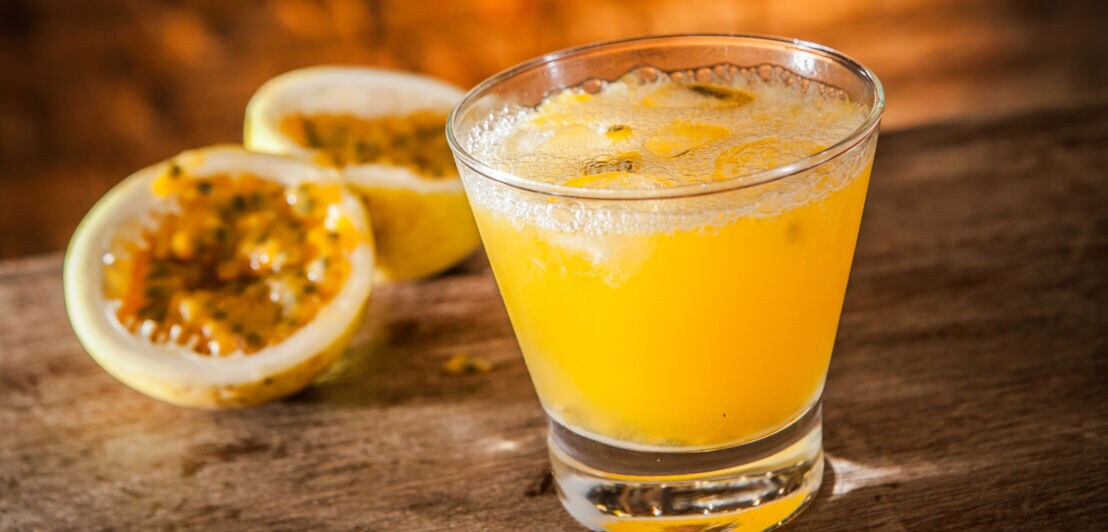 Ein fruchtiger Drink mit Maracuja in einem Glas