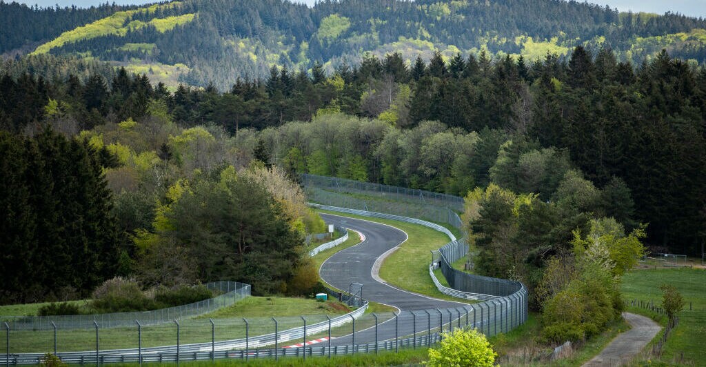 Ein Radweg neben der Nordschleife des Nürburgrings in der Eifel