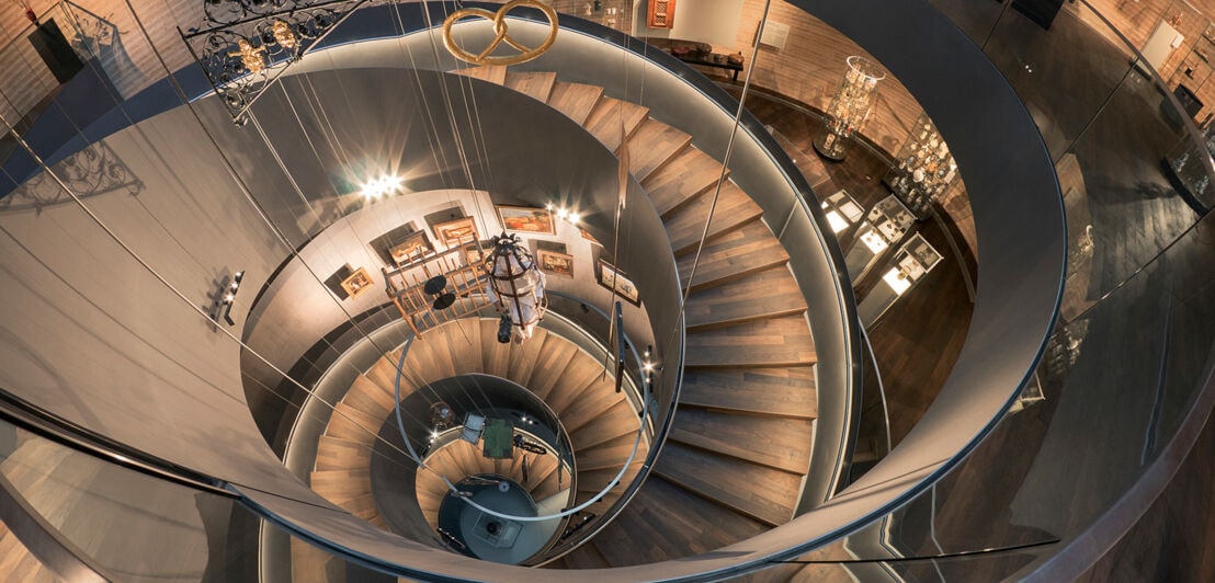 Blick von oben auf eine Treppe, die in einer Spirale nach unten geht