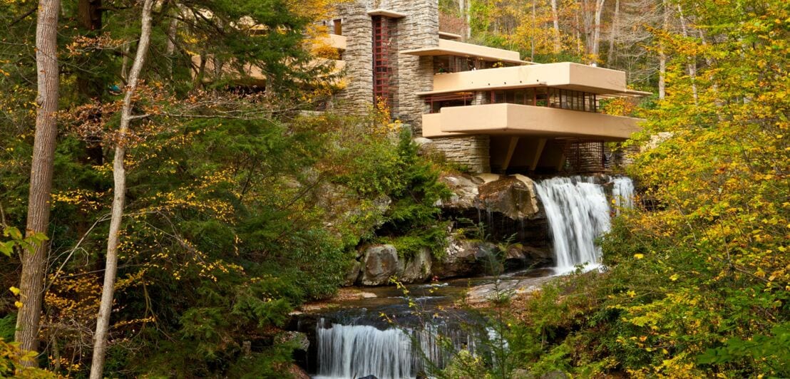 Fallingwater moderne Architektur mit Wasserfall am Haus