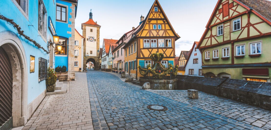 Gepflasterte Straße im historischen Stadtkern von Rothenburg ob der Tauber mit Fachwerkhäusern