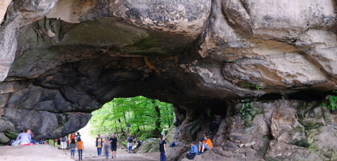 Der Kuhstall, ein höhlenartiger Durchgang unter einem gewaltigen Felsmassiv