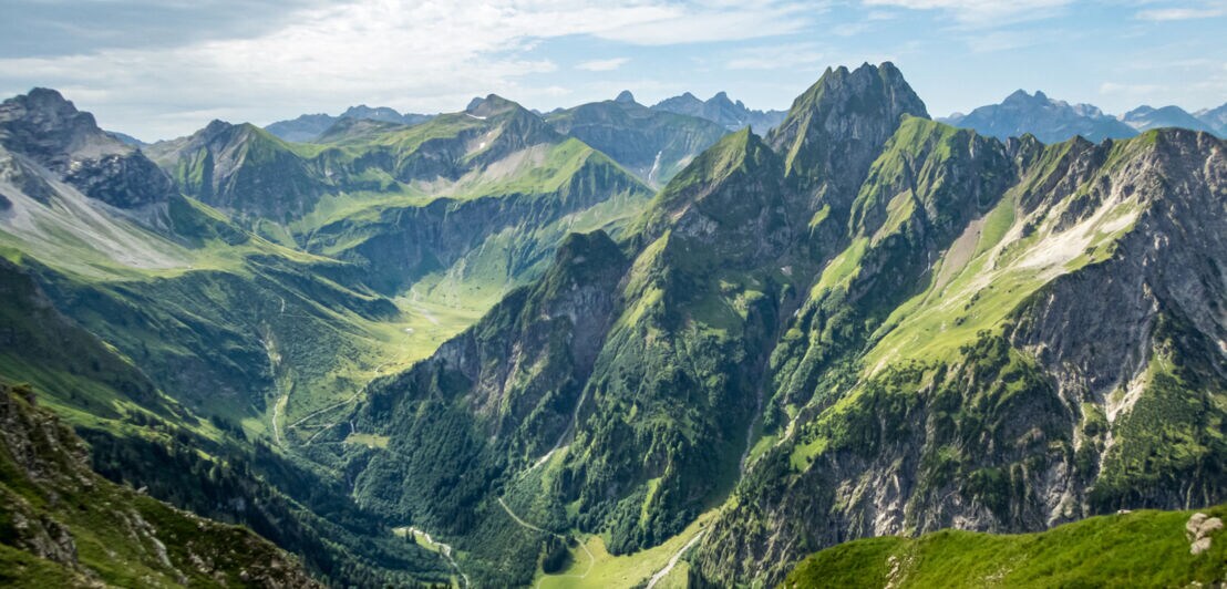 Blick auf das Nebelhorn und andere hohe Berge in den Allgäuer Alpen