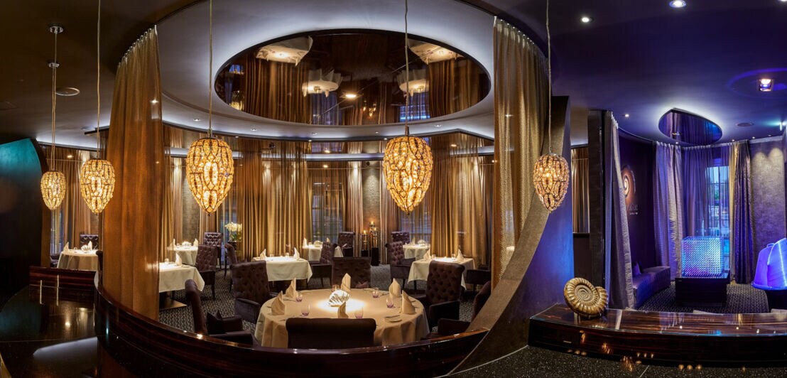 Ein edles Restaurant mit dunklem Interior und goldenem und lila Licht