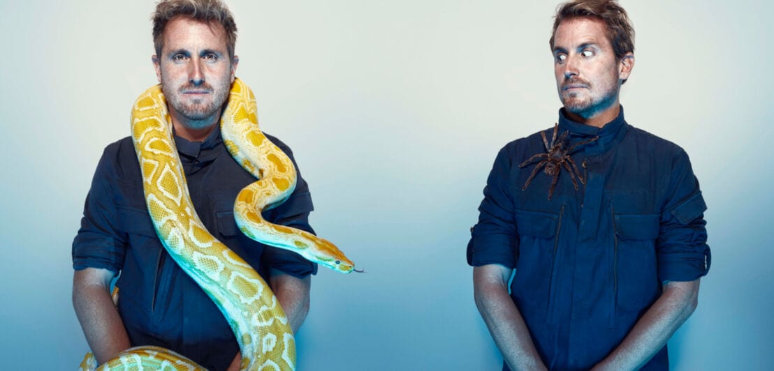Vollebak-Gründer und Zwillinge Nick und Steve Tidball posieren mit Schlange und Spinne