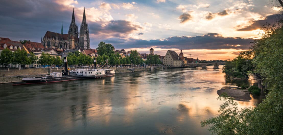 Die Donau mit Blick vom Ufer aus auf Regensburg