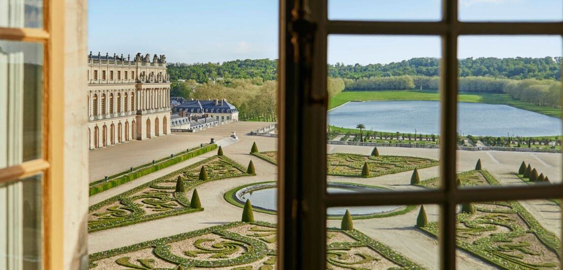Blick aus dem Fenster auf den Garten von Versailles
