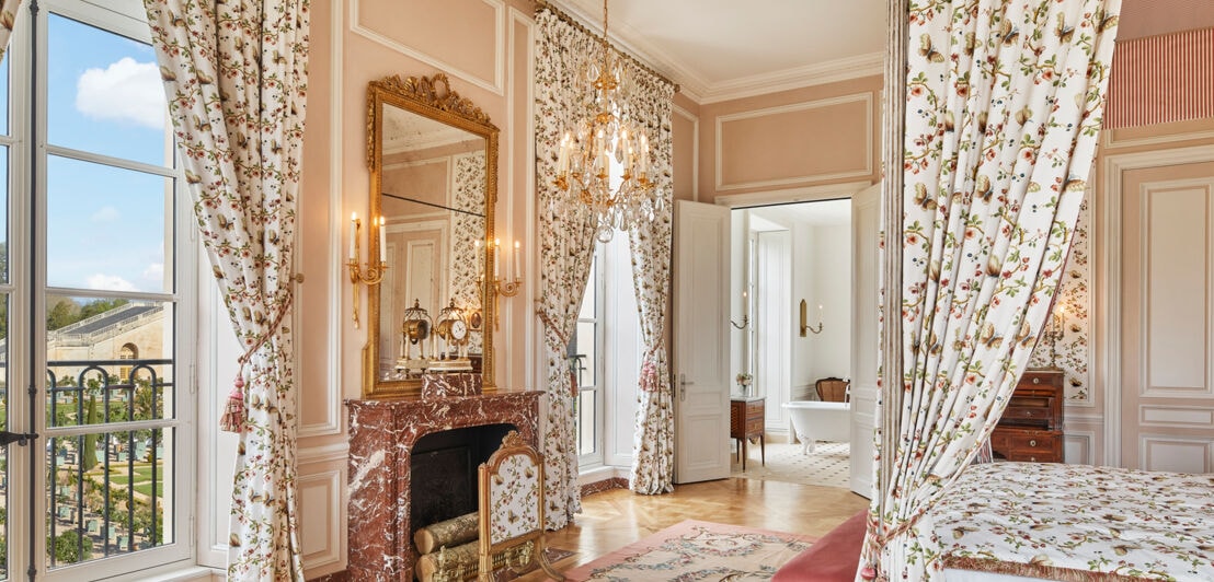 Prunkvoll ausgestattetes Hotelzimmer im Schloss Versailles