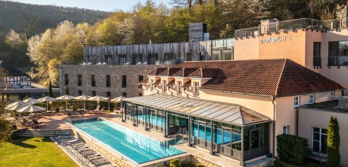 Ein Hotel mit zwei Pools und naturnaher Architektur