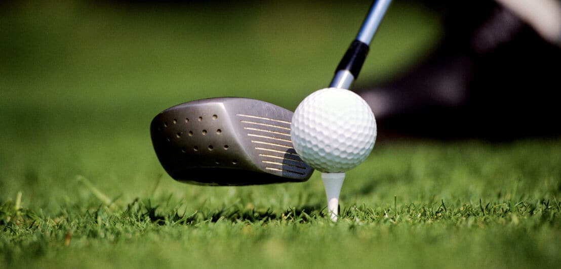 Eine Nahaufnahme eines Golfschlägers am Ball