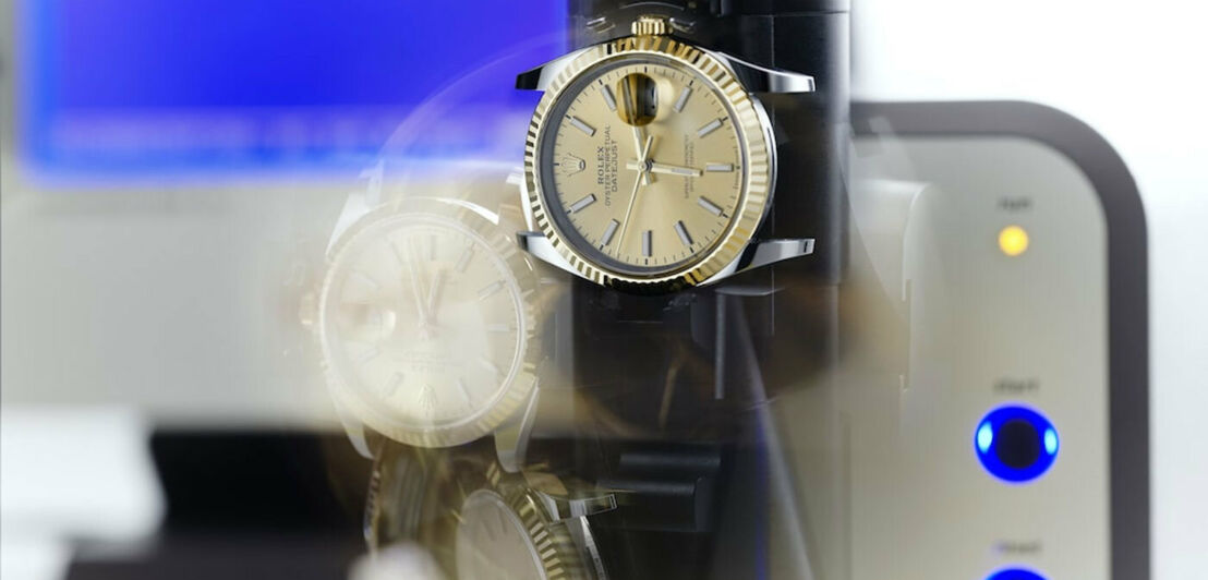 Das Uhrwerk wird in einem speziellen Gerät in unterschiedlichen Positionen getestet