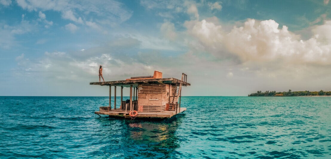 Eine schwimmende Holzhütte im Ozean bei Pemba Island