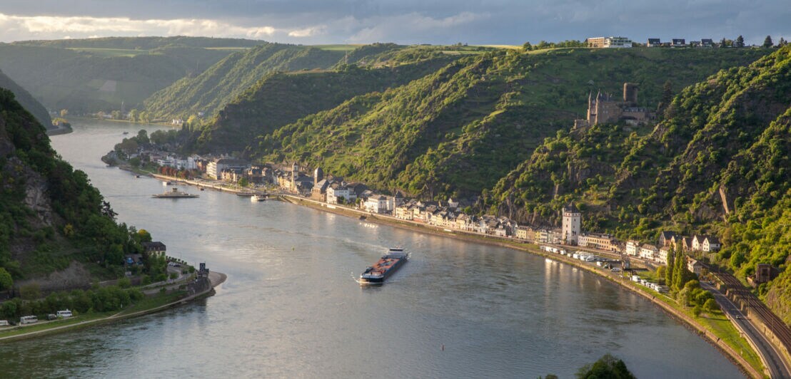 Blick von oben auf den gewundenen Rhein vom Loreleyfelsen aus