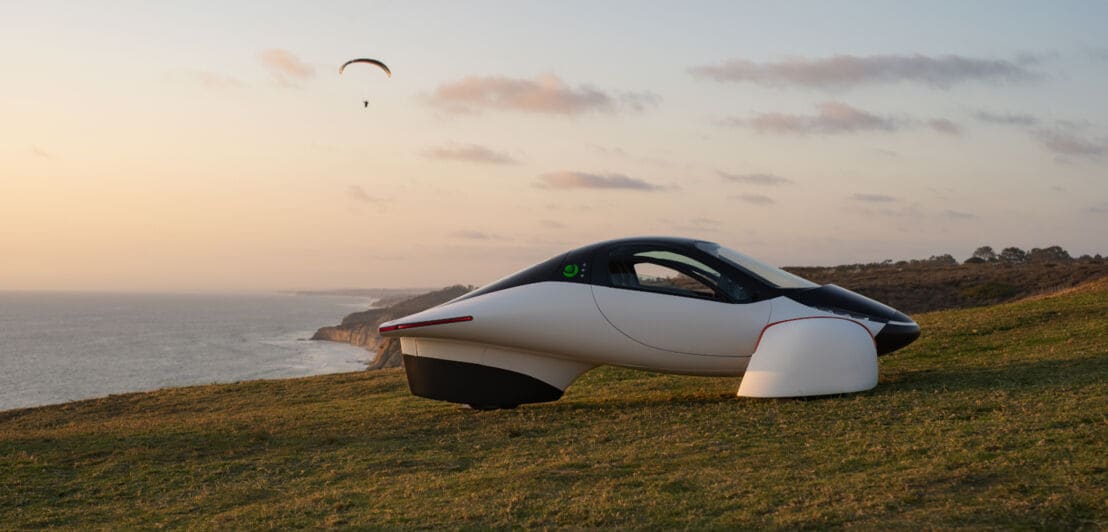 Ein futuristisches Fahrzeug steht an Felsenküste
