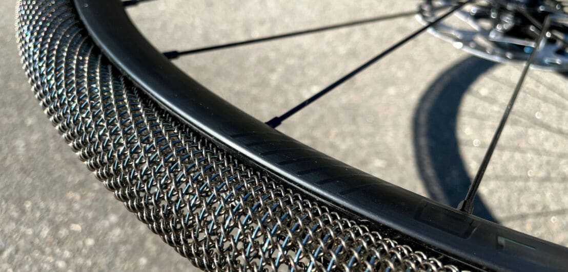 Detailaufnahme eines Fahrradreifens aus Metallgeflecht